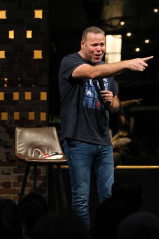 סטנדאפ של אדר מילר באירועים עסקיים